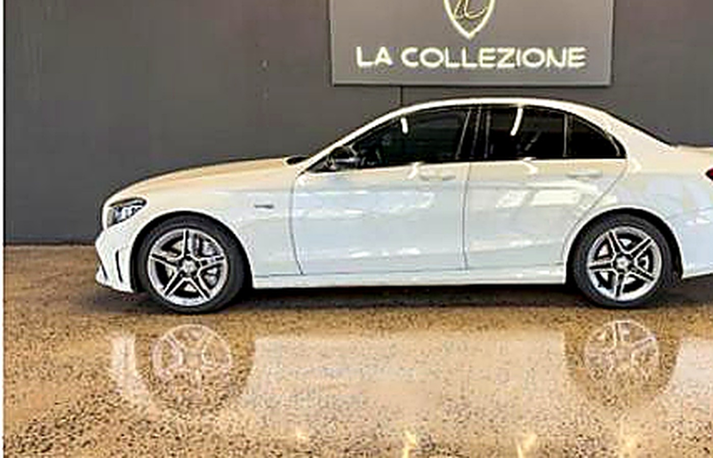 Executive sedan, side profile